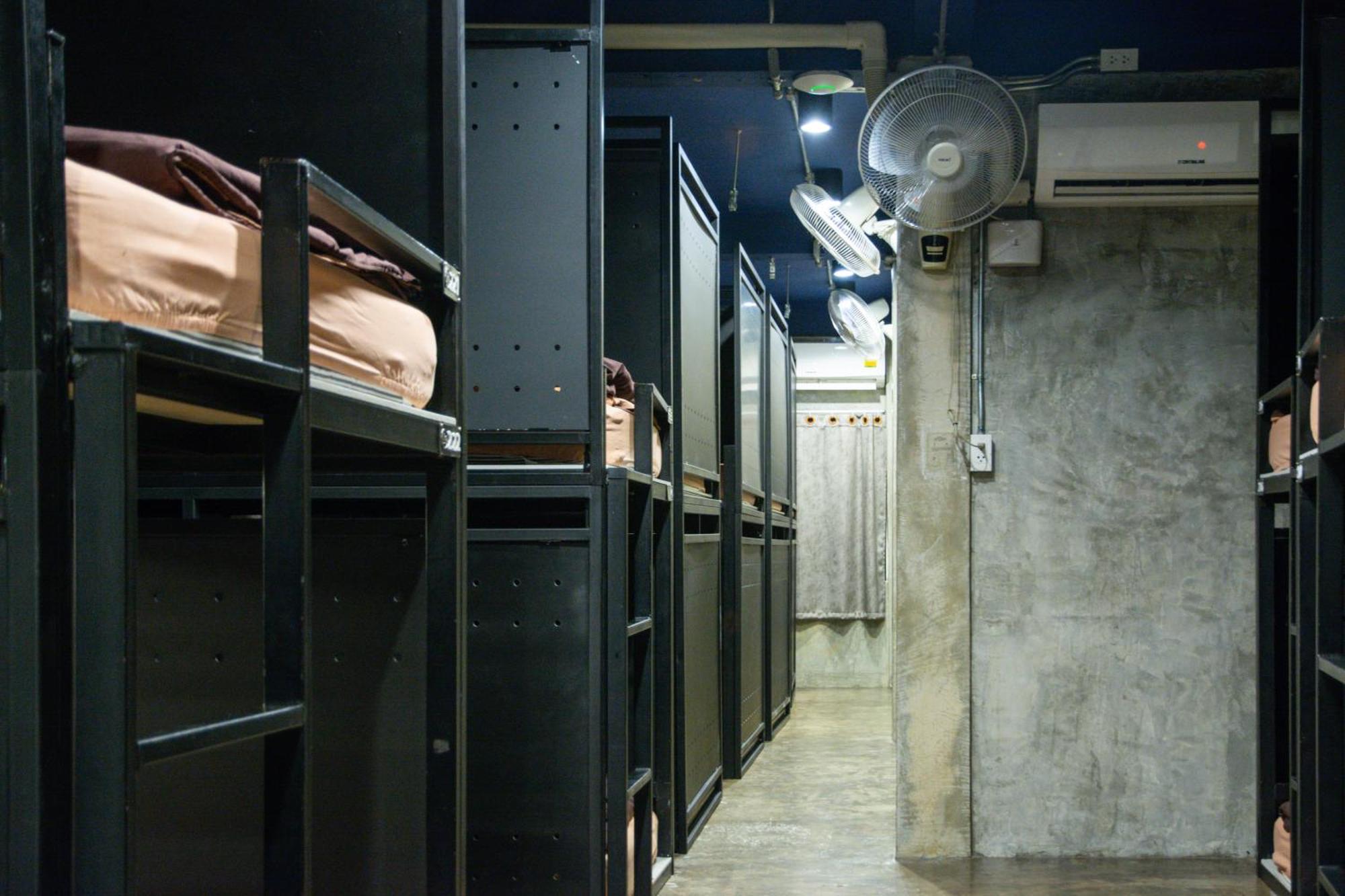 Area81 Hideout Hostel Bangkok Bagian luar foto
