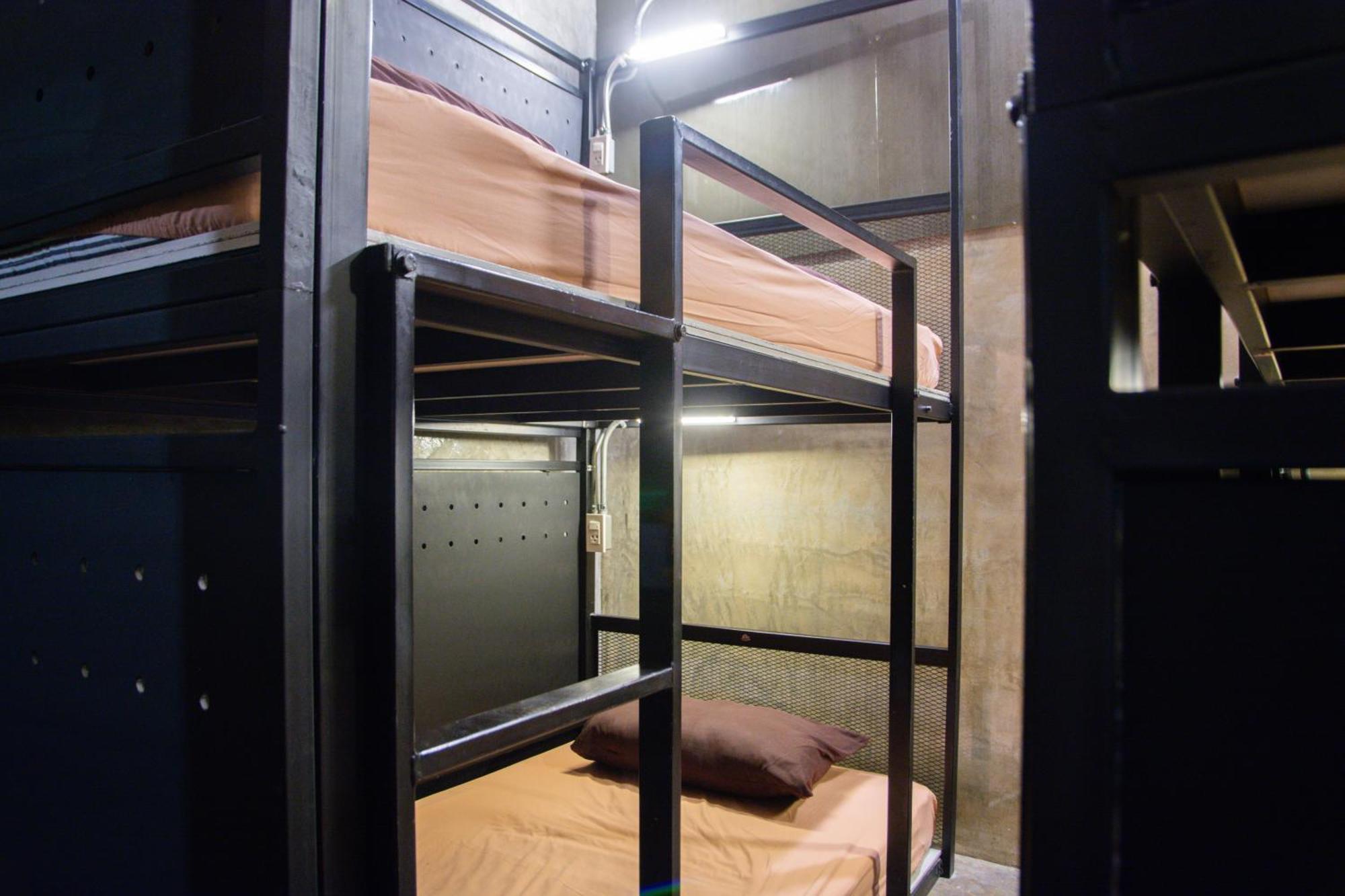 Area81 Hideout Hostel Bangkok Bagian luar foto