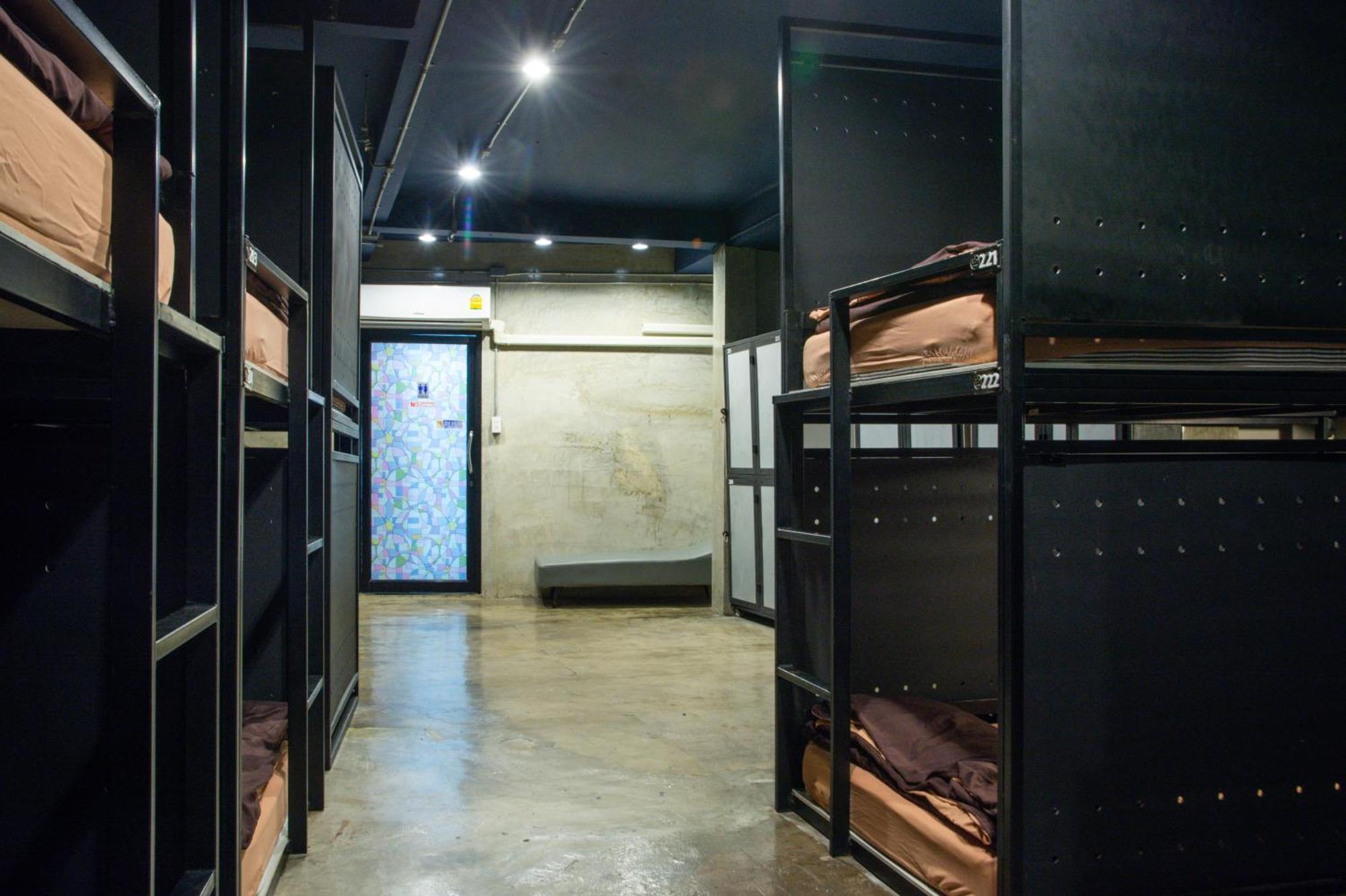 Area81 Hideout Hostel Bangkok Bagian luar foto