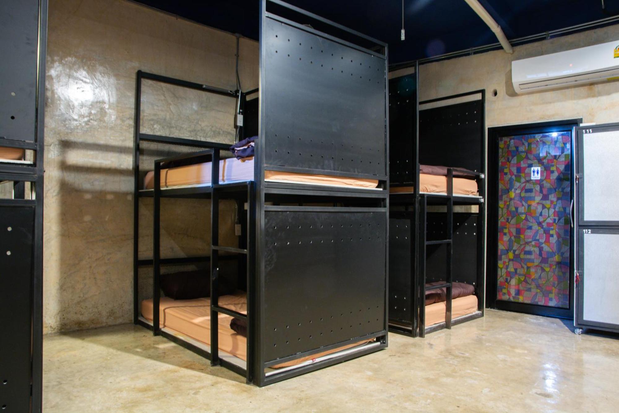 Area81 Hideout Hostel Bangkok Bagian luar foto