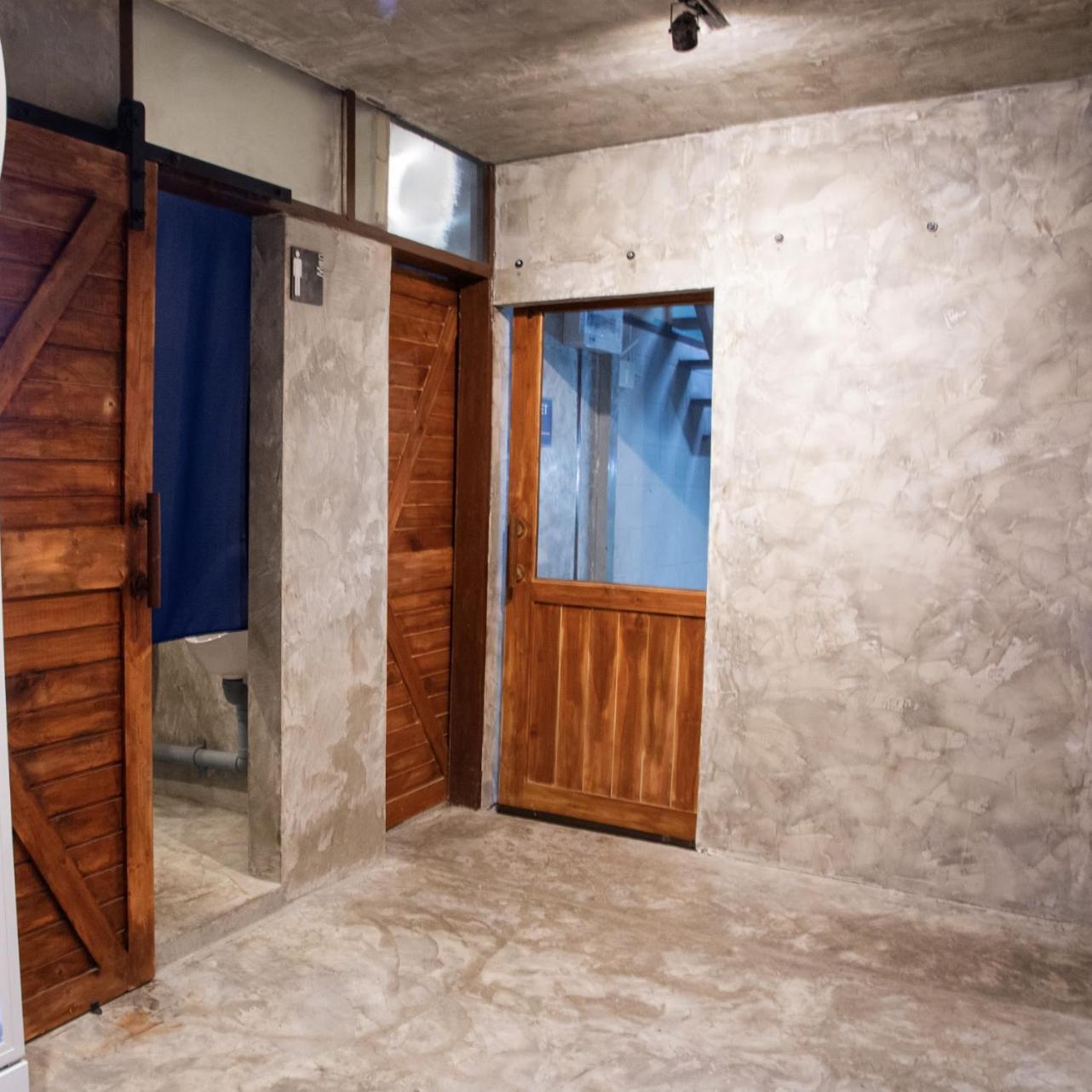 Area81 Hideout Hostel Bangkok Bagian luar foto