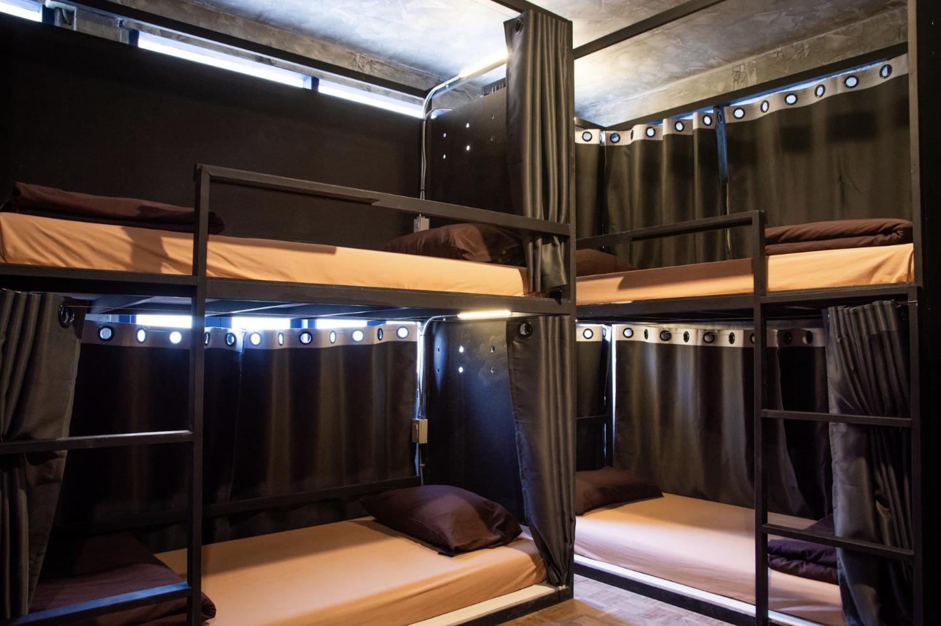 Area81 Hideout Hostel Bangkok Bagian luar foto