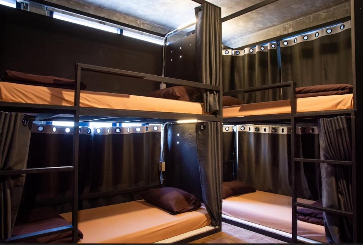 Area81 Hideout Hostel Bangkok Bagian luar foto